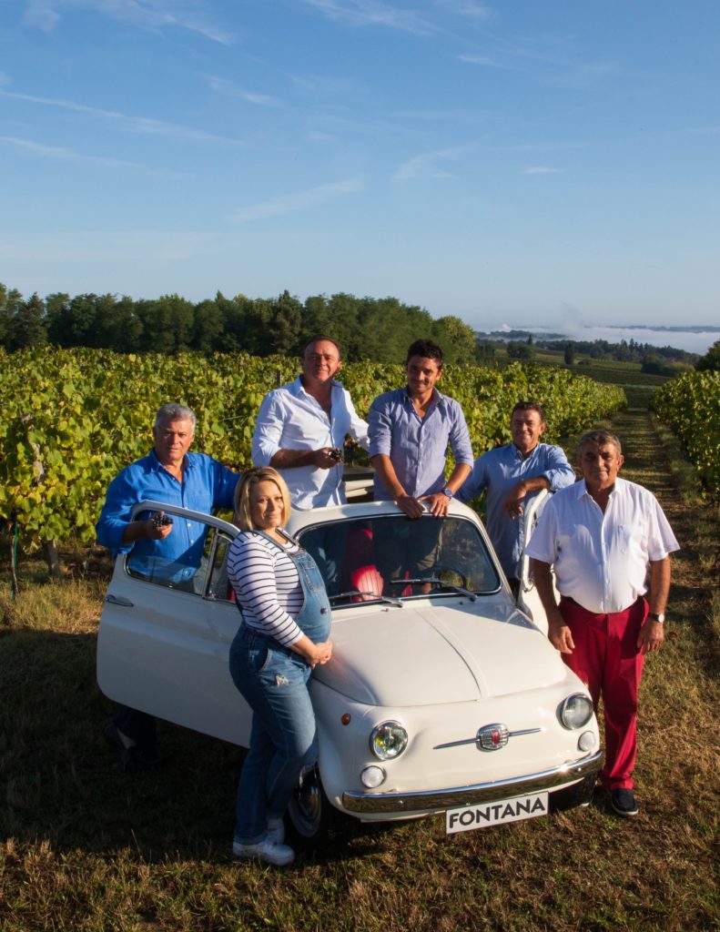 La Famille Fontana dans les vignes autour d'une Fiat 500